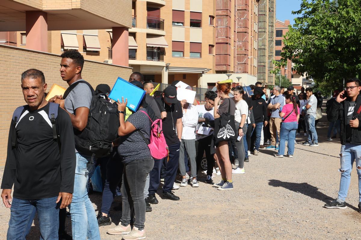 CASTELLON. COLA DE INMIGRANTES EN LA COMISARIA DE LA POLICIA NACIONAL. PEDIR CITA REGULARIZAR SU SITUACION PEDIR ASILO.