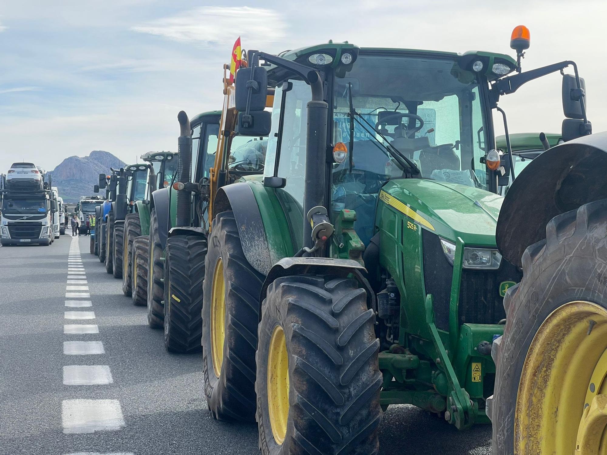 Agricultores de Málaga cortan las carreteras de la provincia convocados por las organizaciones agrícolas.