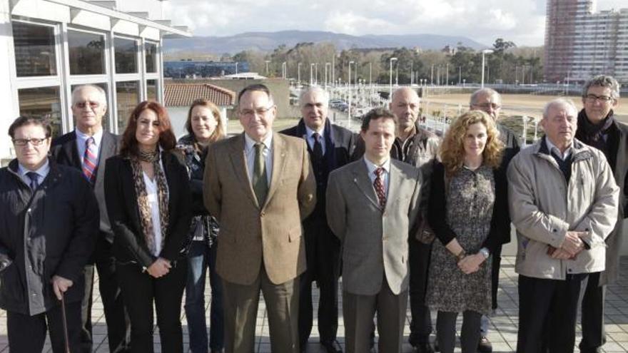 Tamargo, tercero por la izquierda en la fila de delante, junto a su junta directiva.