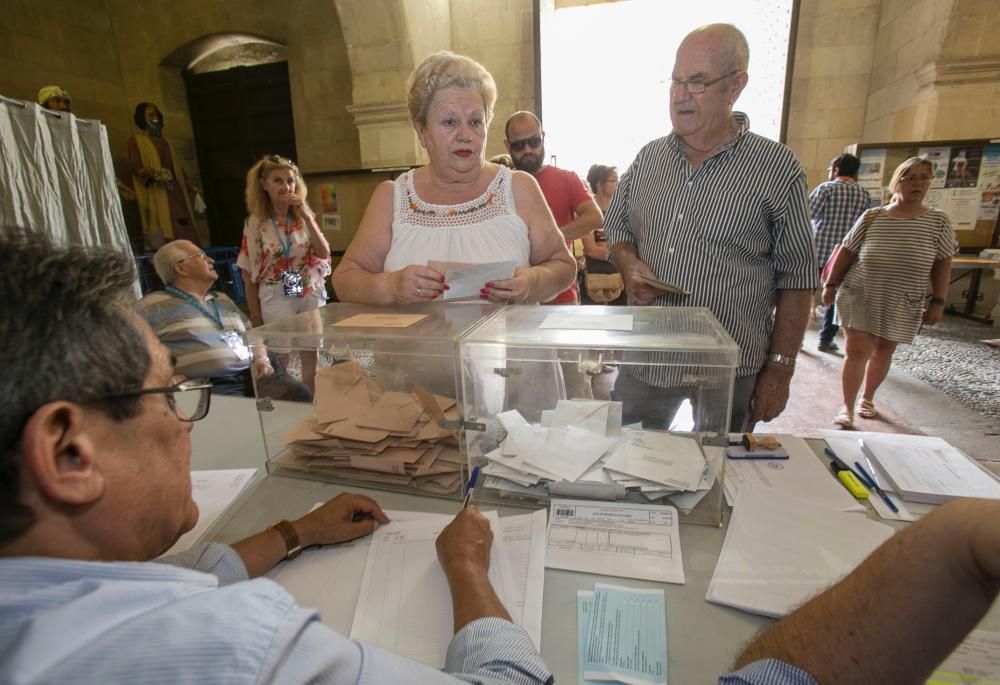 Los alicantinos acuden a votar el 26J