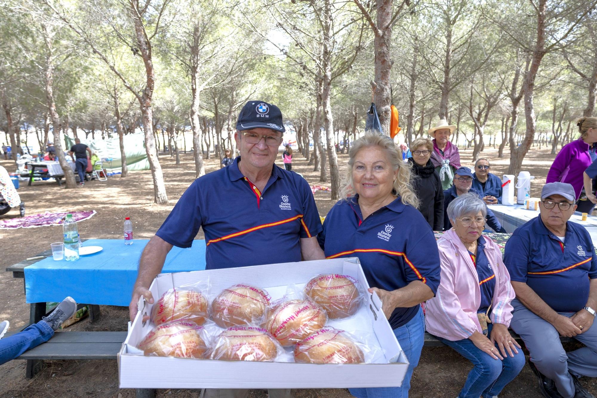 Lunes de Pascua y mona en el parque municipal de Lo Albentosa-Eduardo Gil en Torrevieja, junto a la laguna de La Mata