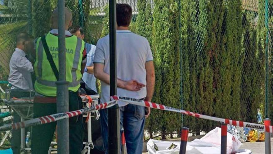 Agentes de la Guardia Civil junto al cadáver de Gary Hutch en Mijas, que dio comienzo a la guerra.