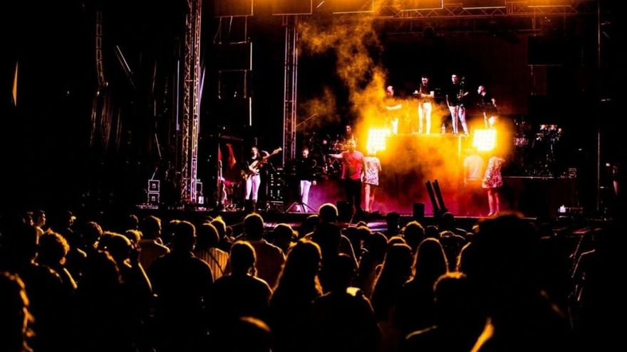 Las fiestas dieron comienzo con un concierto de los grupos locales La séptima farola y El silencio de los Héroes. | SERVICIO ESPECIAL