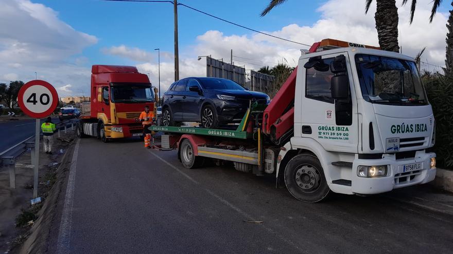 A punto de volcar un camión con 40 toneladas de baldosas en Ibiza