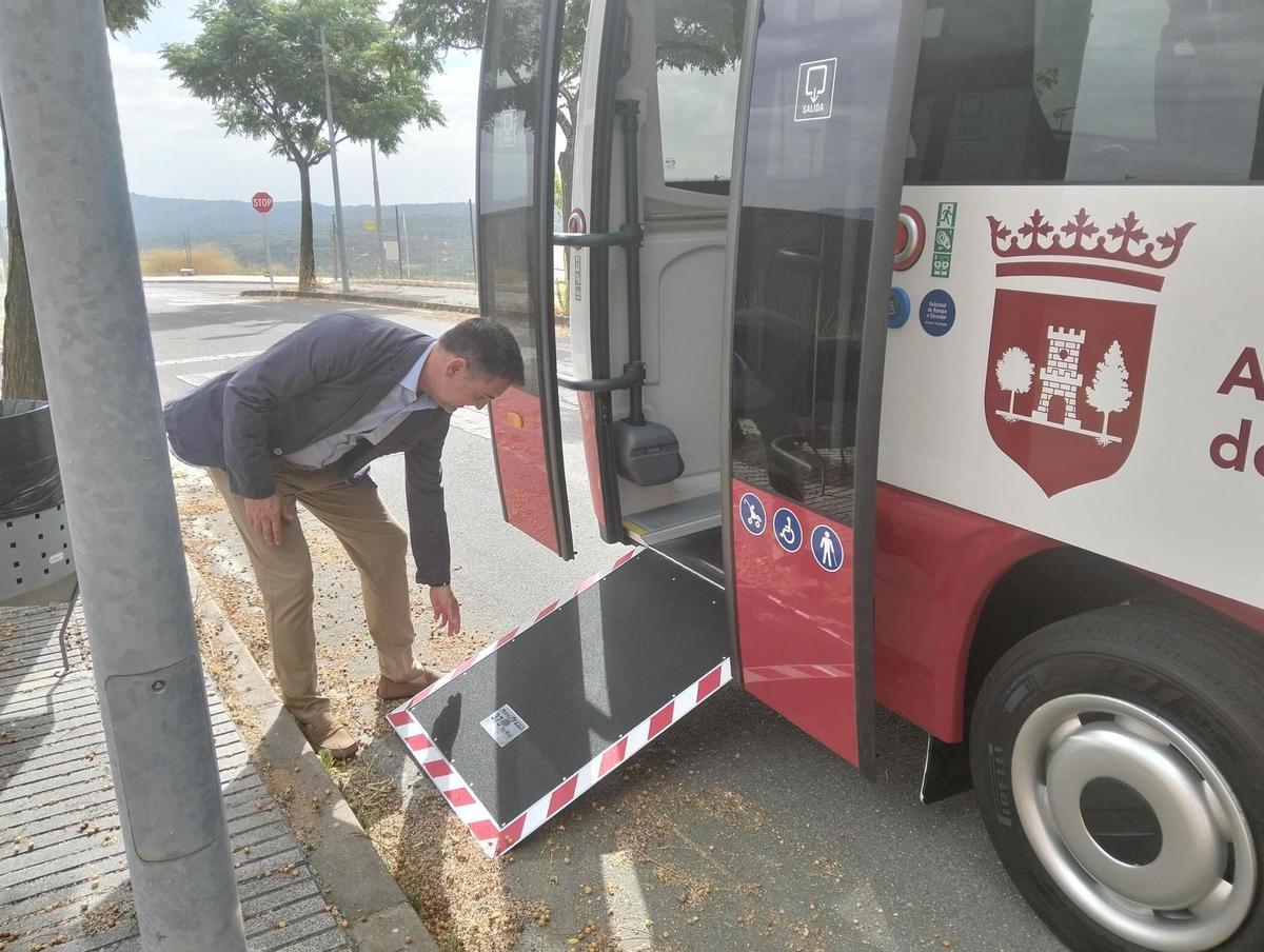 Rampa de uno de los autobuses eléctricos averiados en Plasencia, con uno ya en circulación.