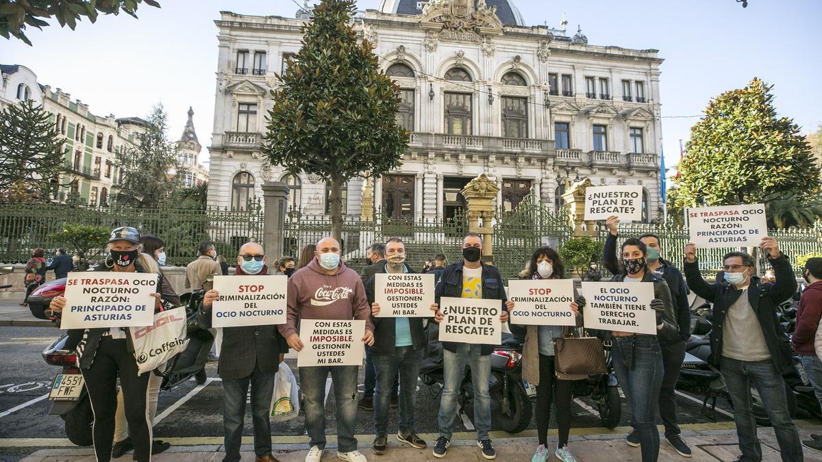 Un momento de la protesta frente a la Junta General del Principado