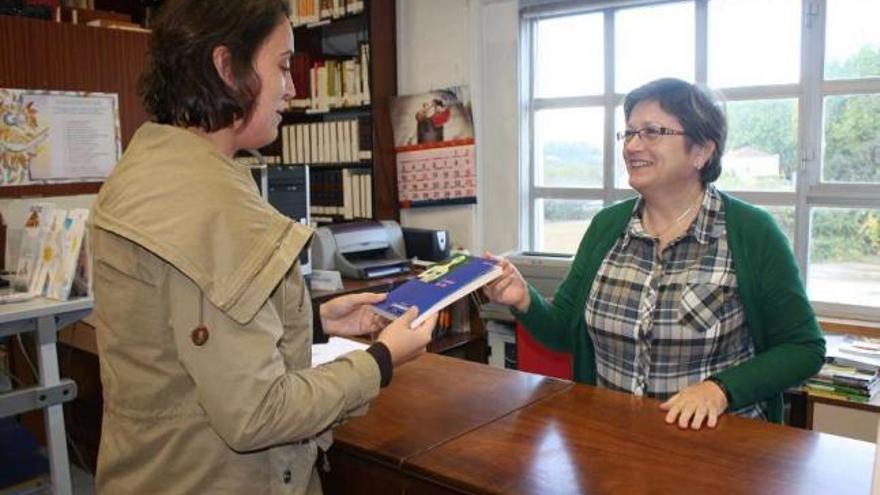 Cambre celebra el Día de las Bibliotecas regalando libros