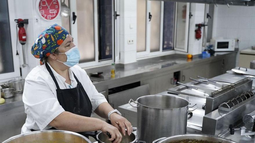 Esther Garrido, cocinera de la Cocina Económica, prepara el menú para los usuarios. | Marcos León