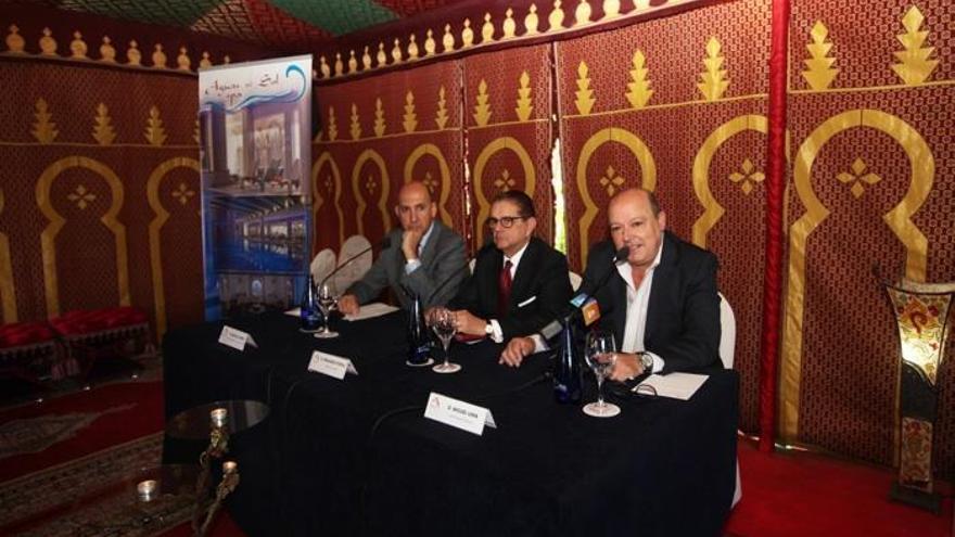 El gerente de las empresas Costa del Sol Ocio y Aguas del Sol, Manuel Crespo; el director general del Hotel Alanda, Fernando Portal; y el edil de Turismo, Miguel Luna, en la presentación.