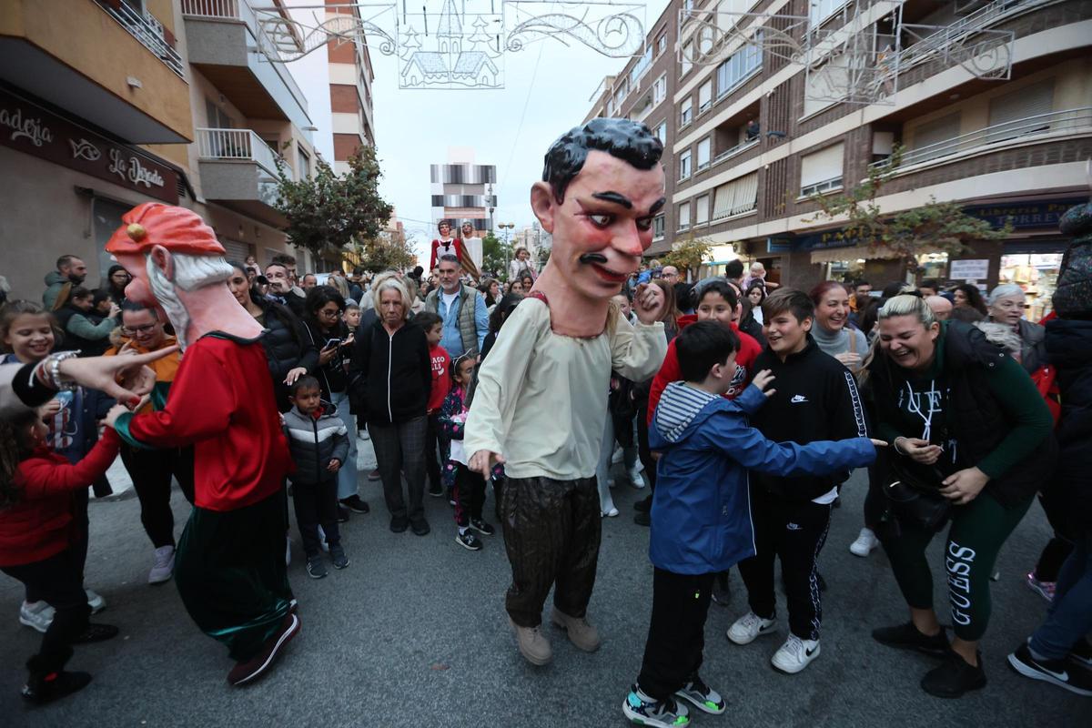 Llegan Lilí, El Lobo, El Ogro, la Serafina y el Ora Por Nobis. Es la Charamita. Es fiesta en Torrevieja