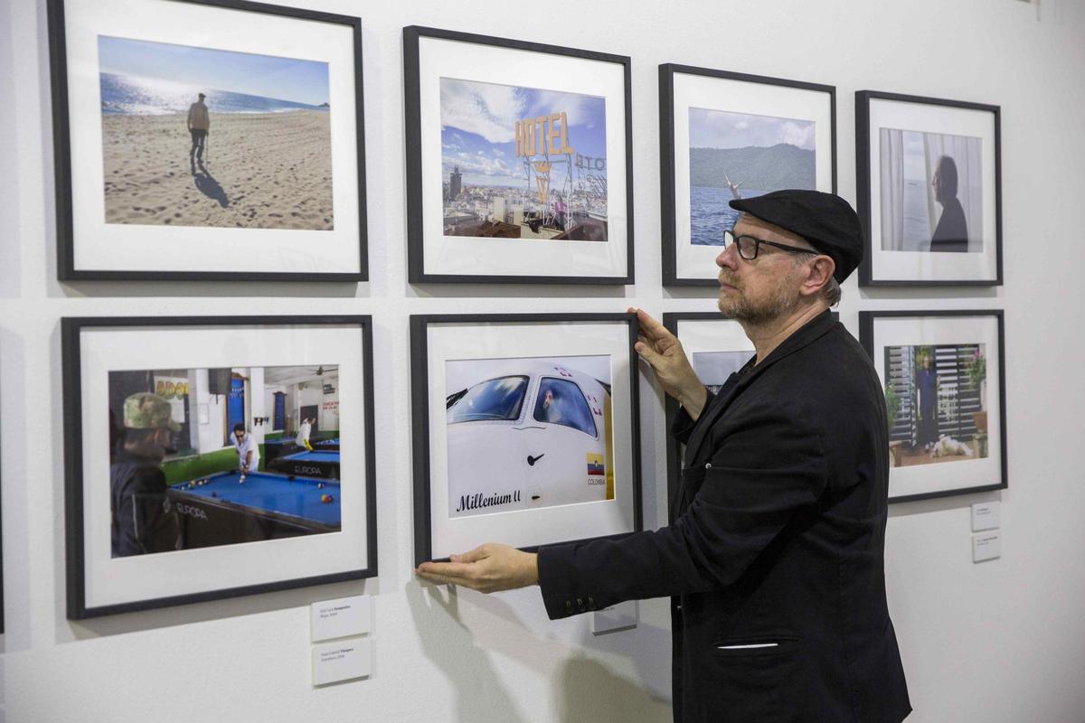Daniel Mordzinski, ante algunas de sus fotografías, en una de sus exposiciones.