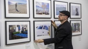 Daniel Mordzinski, ante algunas de sus fotografías, en una de sus exposiciones.