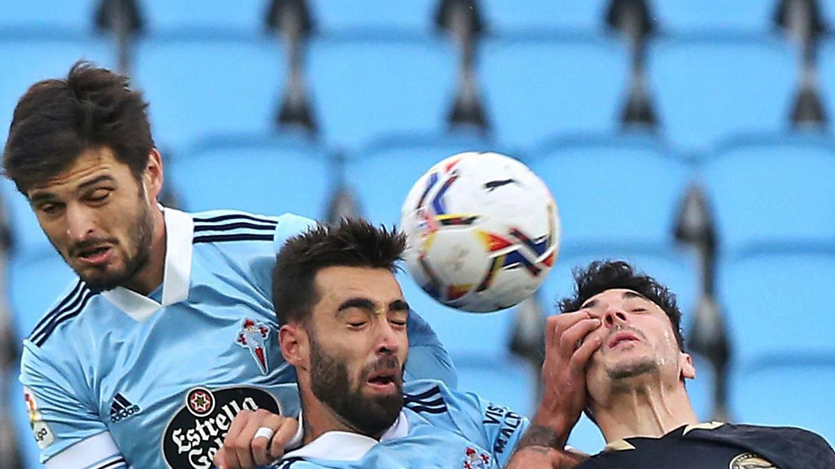 Brais Méndez, en medio, salta con Okay Yokuslu y Ximo Navarro, en el partido de ayer. |  // MARTA G. BREA