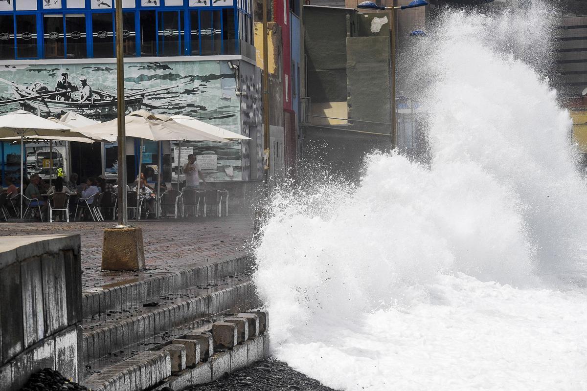 Oleaje fuerte en el paseo del barrio de San Cristóbal en Las Palmas de Gran Canaria. Oleaje fuerte en el paseo del barrio de San Cristóbal en Las Palmas de Gran Canaria.