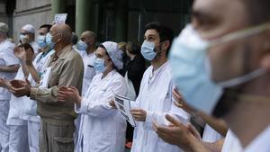 Personal sanitario del Hospital Clínic homenajea a los sanitarios muertos por coronavirus.