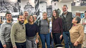 Els Reis visiten per sorpresa un municipi afectat per la dana