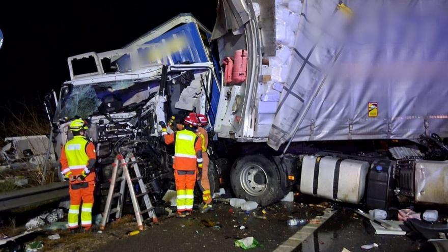 Un accidente entre tres camiones en la A-7 en l'Alcúdia deja cuatro heridos