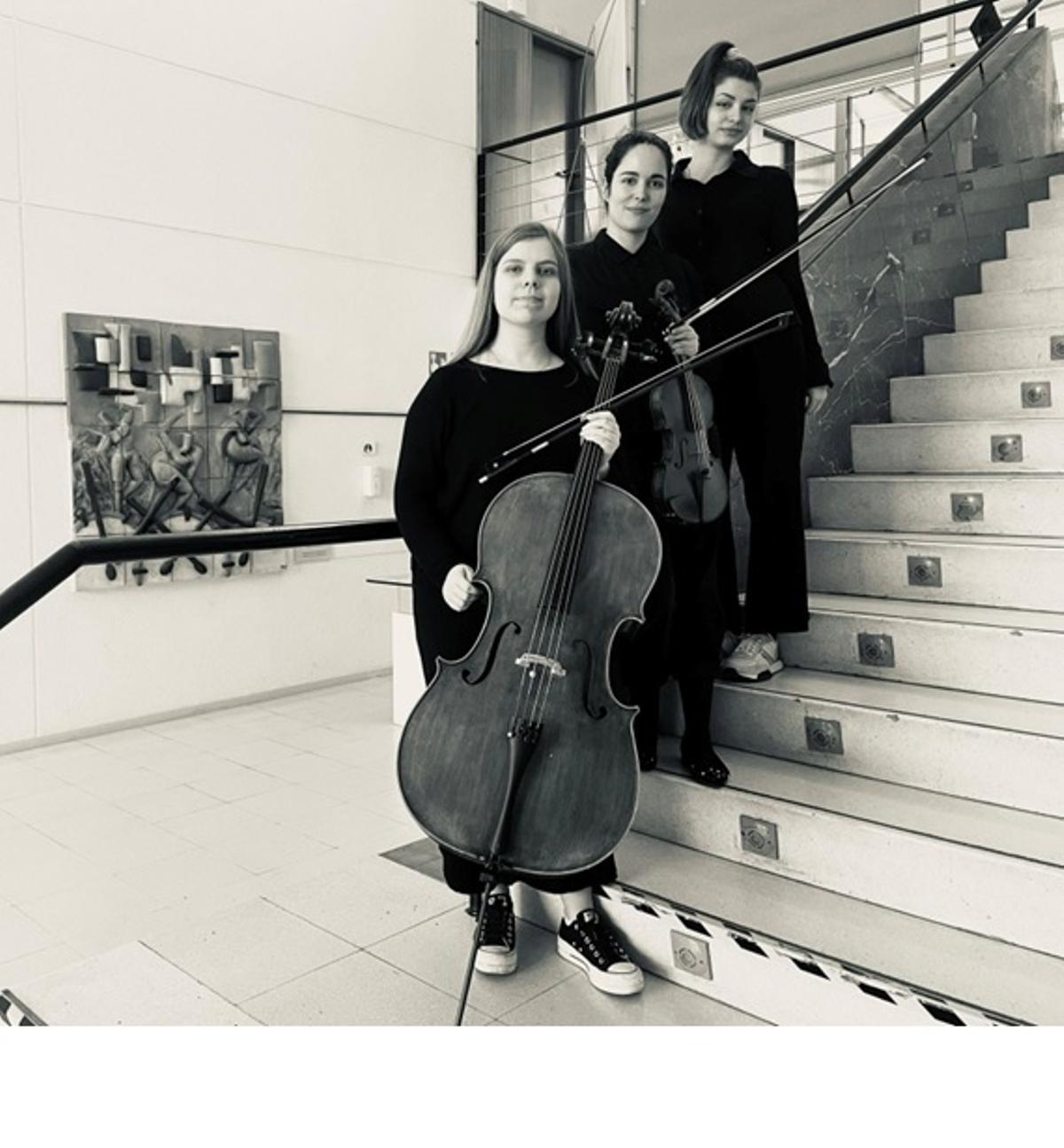 Las tres intrantes del trío ganador del concurso.