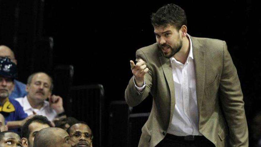 Marc Gasol, en la banda, lesionado.