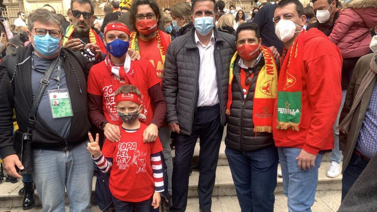 Miembros de la Zona Pimentonera con camisetas de la Copa. | D.G.G.