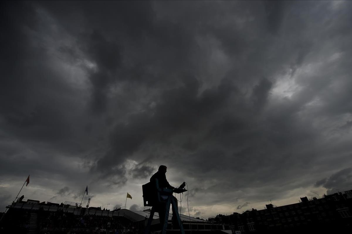 El juez de pista de campeonato de tenis ATP 500, celebrado en Londres, Gran Bretaña. Vista general del árbitro y las nubes de lluvia durante el partido de primera ronda entre Jay Clarke y Lucas Pouille.