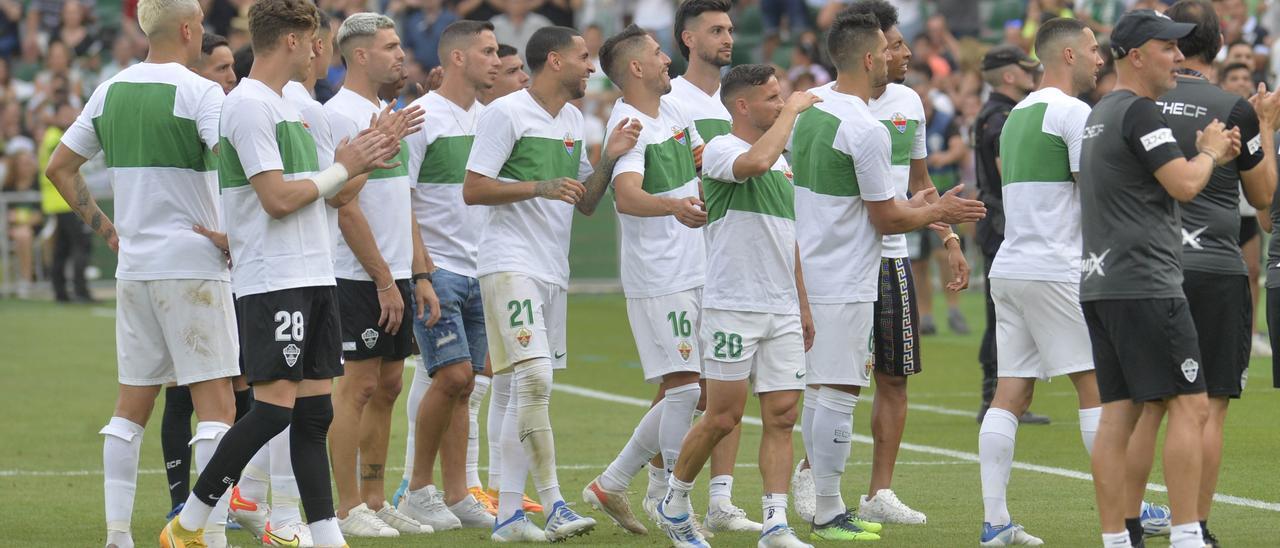 Los jugadores del Elche al final del partido frente al Getafe