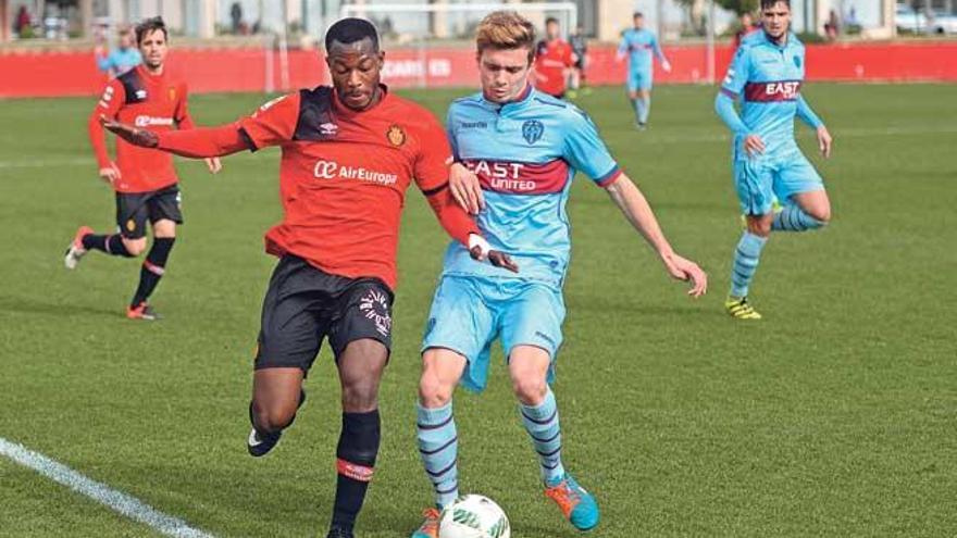 El rojillo Cedric disputa un balón con un jugador del Atlético Levante en el partido de ayer.