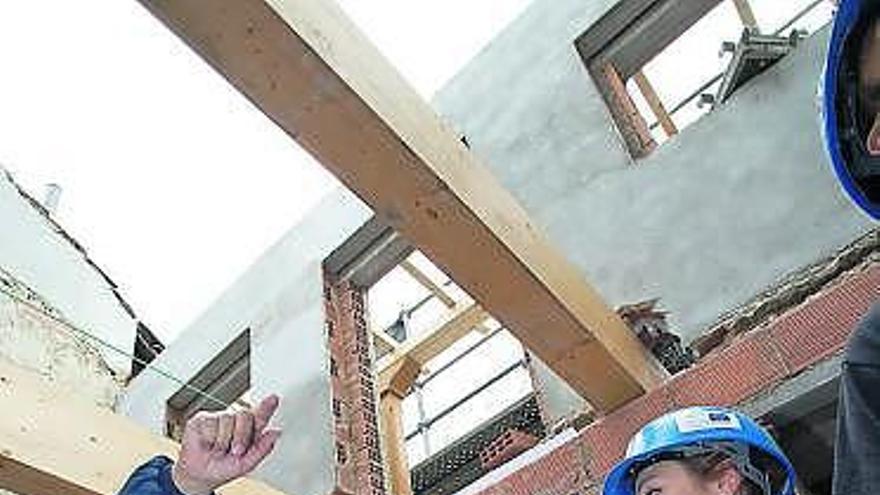 Aurelio Huergo, Ángela Vallina y Mayka Barros, durante la visita a las obras. ricardo solís Aurelio Huergo, Ángela Vallina y Mayka Barros, durante la visita a las obras. ricardo solís