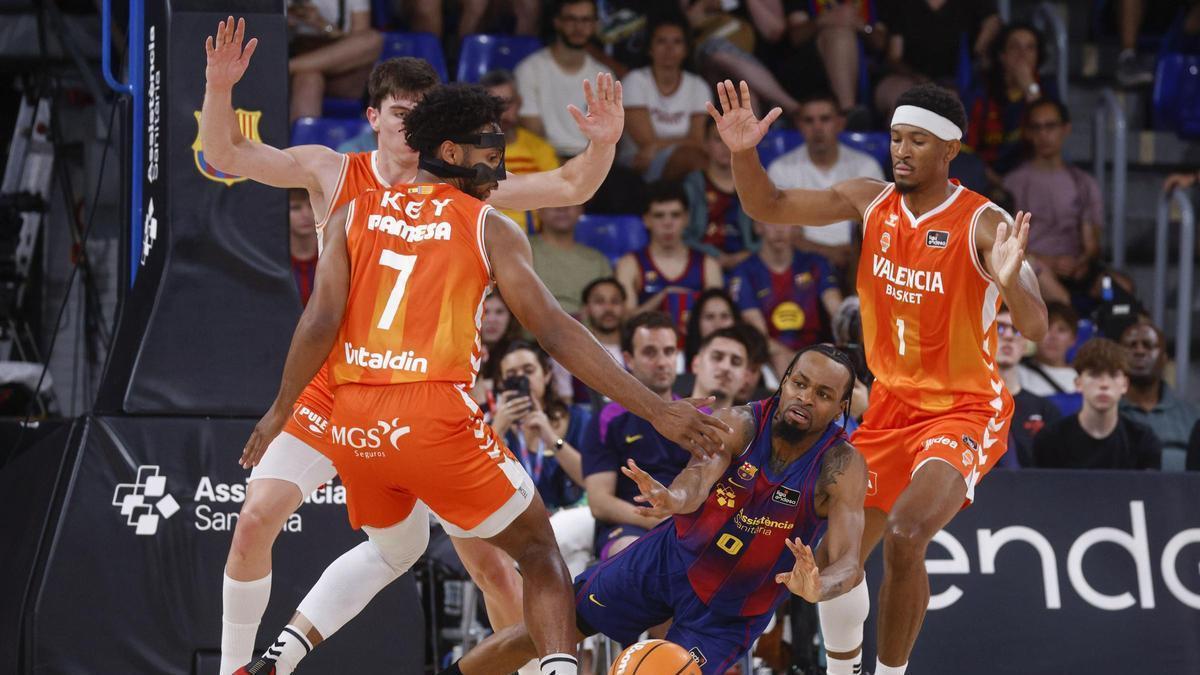 Acción defensiva del Valencia Basket ante el Barcelona en el Palau.