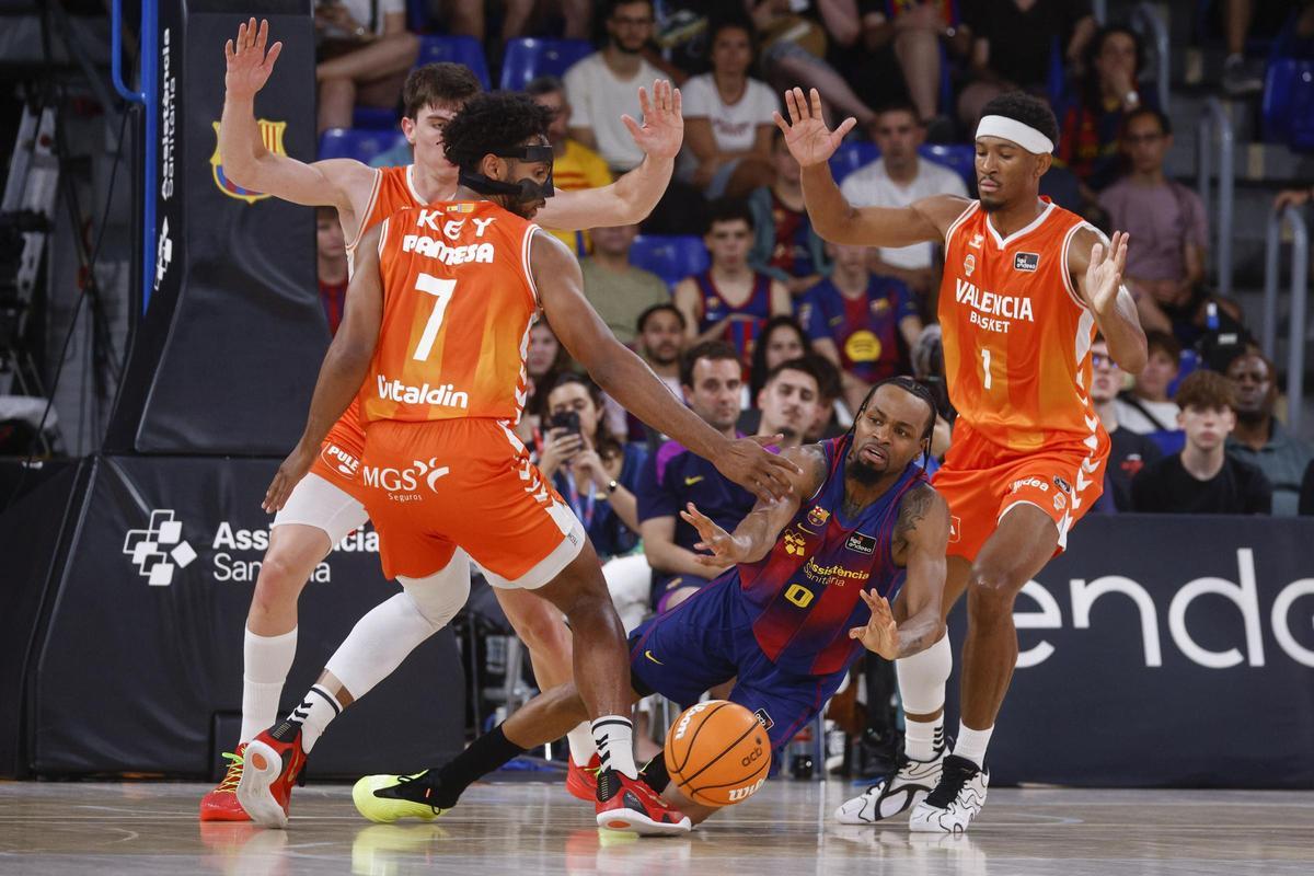 Acción defensiva del Valencia Basket ante el Barcelona en el Palau.