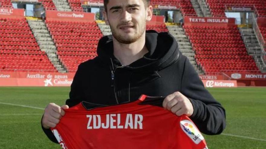 Sasa Zdjelar posa ayer en Son Moix con la camiseta del Mallorca después de firmar.