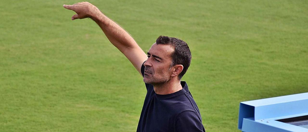 Carcedo dando instrucciones durante el último partido en casa contra el Amorebieta. | C.N.