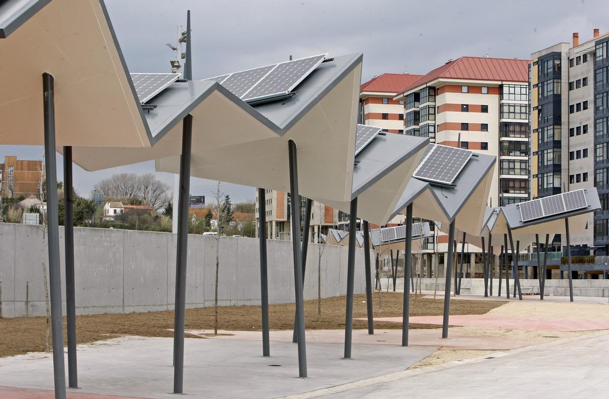 OBREROS COLOCANDO EL CABLEADO ELECTRICO Y DE LOS PANELES SOLARES EN EL NUEVO PARQUE SOLAR DE LA URBANIZACION DE NAVIA (VIGO). PERGOLAS SOBRE LAS QUE SE INSTALARON LAS PLACAS FOTOVOLTAICAS QUE CAPTARAN LA ENERGIA SOLAR.