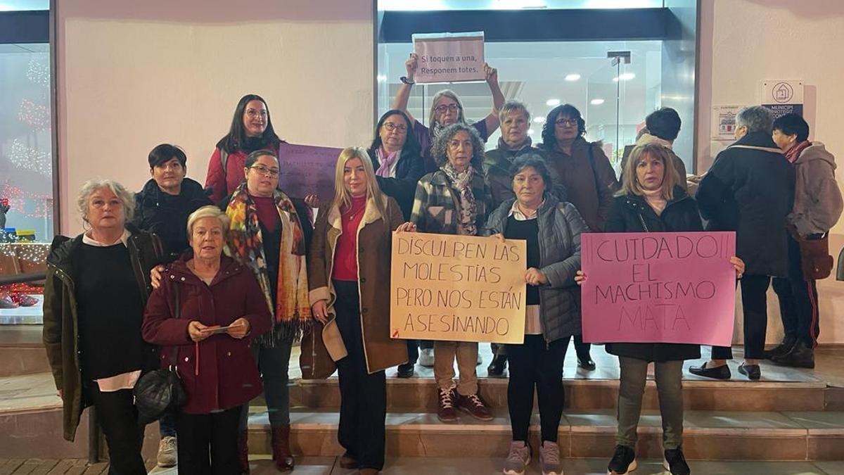 Concentración de mujeres asistentes al pleno de anoche en Alaquàs.