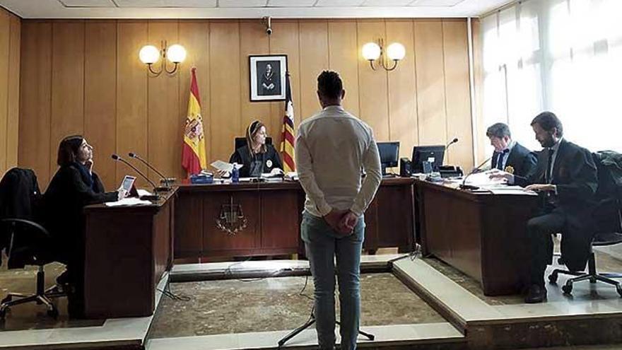 El joven condenado, ayer durante la vista celebrada en un juzgado de lo penal de Palma