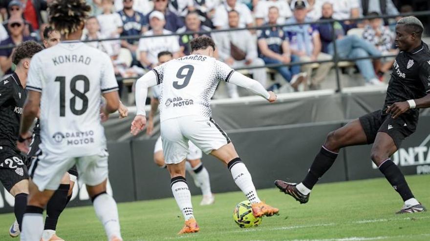 Suspendido el Ceuta-Almería por el fallecimiento de un espectador en la grada