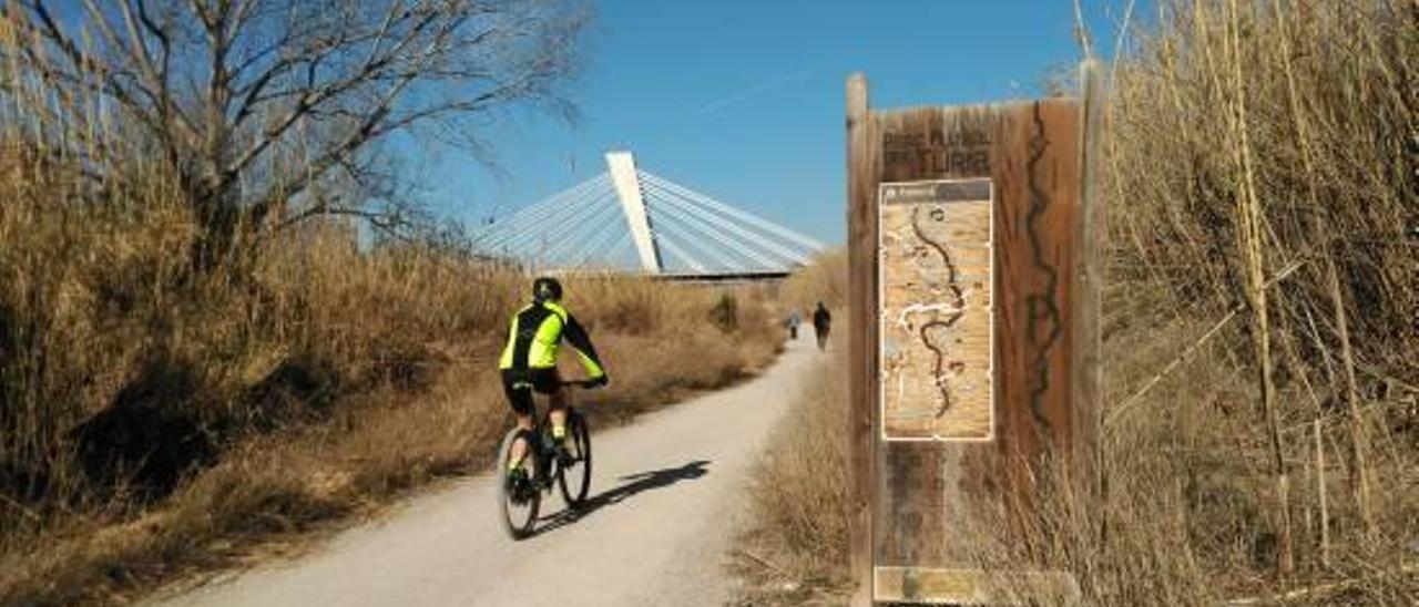 La ruta que ofrece el Parc Fluvial del Túria es un espacio donde conviven ciclistas, caminantes y jinetes.