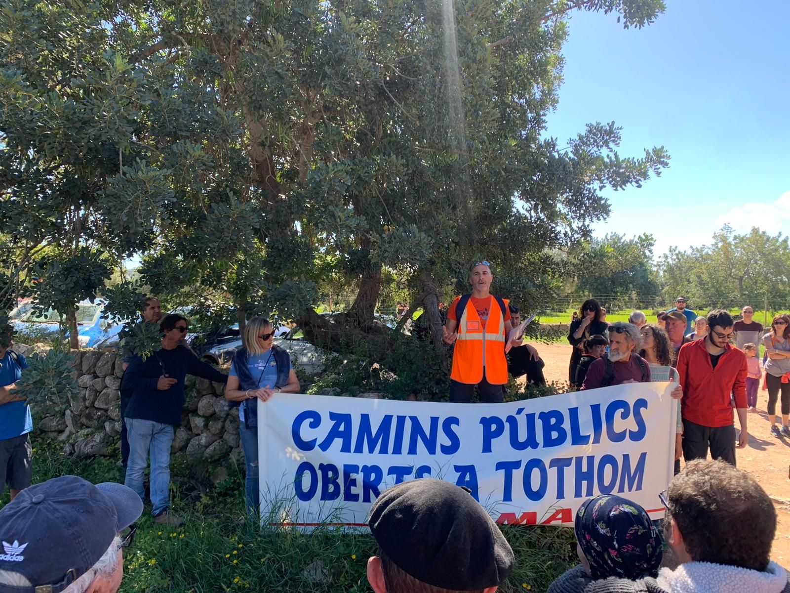 Unas 300 personas exigen la "apertura inmediata" del camí de Passatemps, en Bunyola