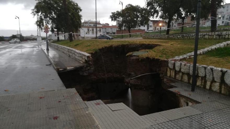 La rotura de un colector en Alhaurín dejó un gran socavón.