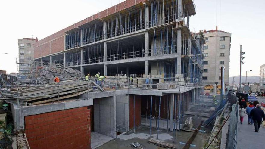 Vista de las obras en el solar Bandeira, con el edificio en proceso de construcción. // Marta G. Brea