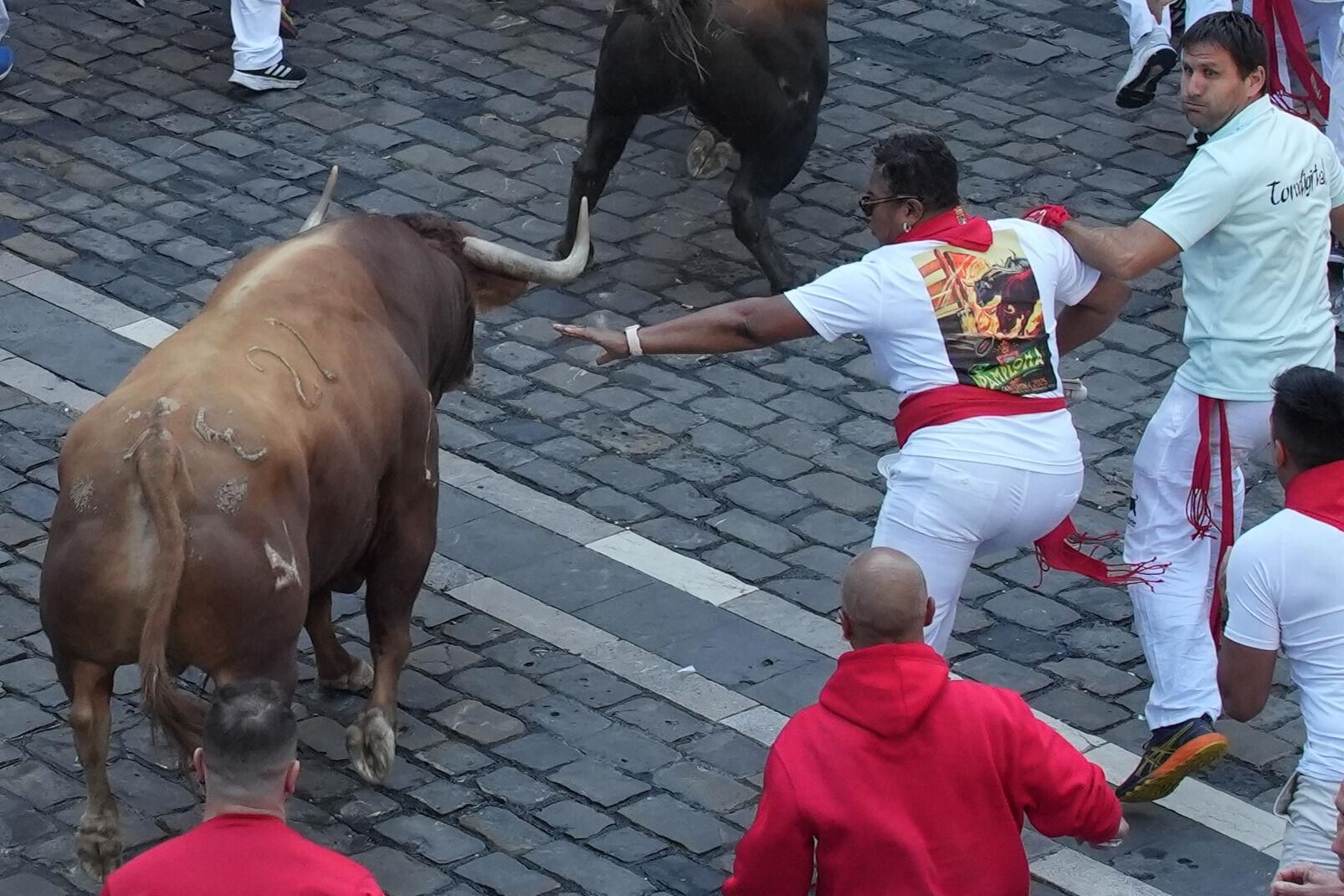 PAMPLONA, 09/07/2025.- Los mozos son perseguidos por uno de los toros de la ganadería Álvaro Núñez durante el tercer encierro de los Sanfermines 2025 este miércoles en Pamplona. EFE/Ainhoa Tejerina