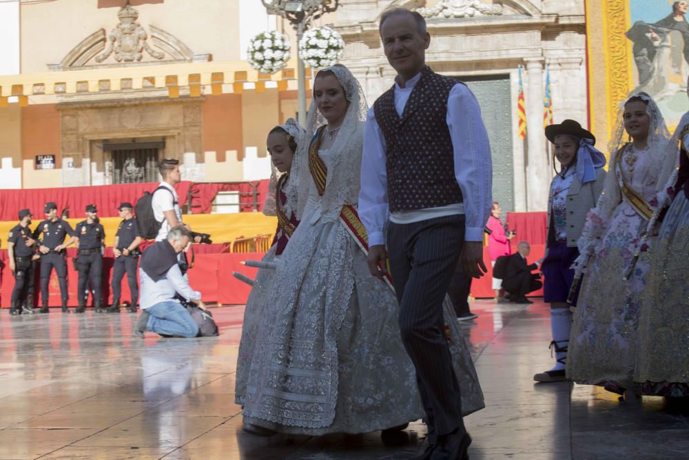 Desfile de las falleras mayores de las diferentes comisiones durante la procesión general de la Mare de Déu dels Desemparats.