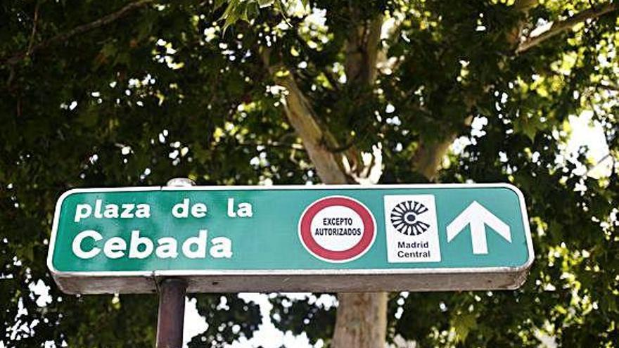 Cartel con las restricciones al tráfico del plan Madrid Central.