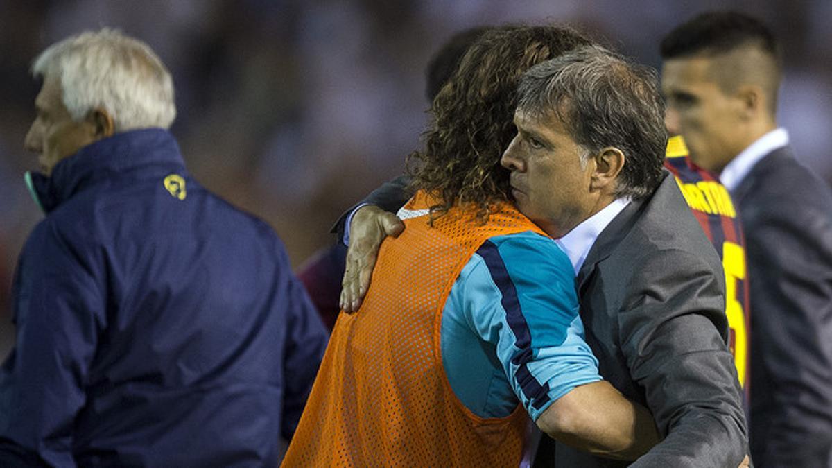 Gerardo Martino consuela a Puyol tras perder el Barça la final de la Copa del Rey