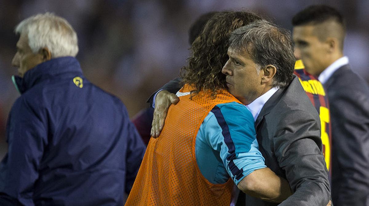 Gerardo Martino consuela a Puyol tras perder el Barça la final de la Copa del Rey.