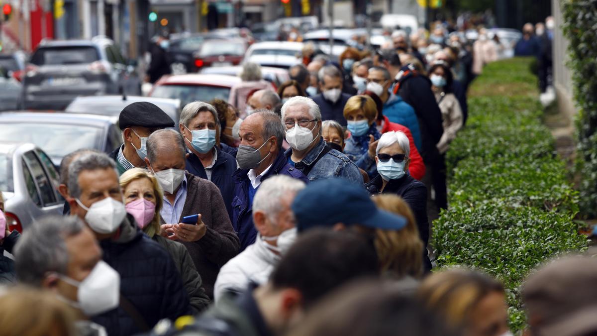 Filas en el centro de salud de Las Fuentes el 24 de abril de 2021.