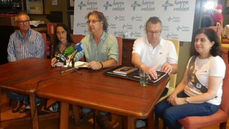 Por la izquierda, el secretario de &quot;Más Luarca Valdés&quot;, Ricardo López; la vocal María del Valle; el presidente, Tino Ron; el tesorero, Juan Carlos Menéndez, y la vocal Delfina Pérez, en la rueda de prensa.