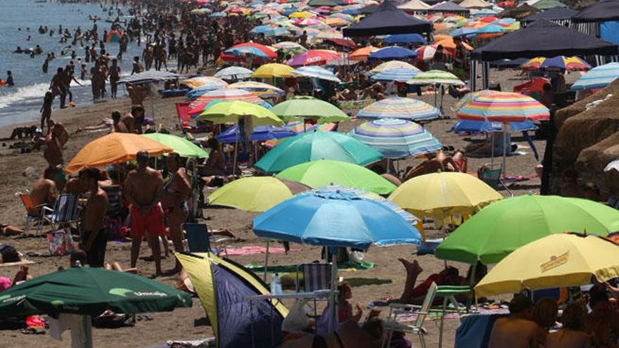 La playa de La Misericordia, abarrotada ayer.