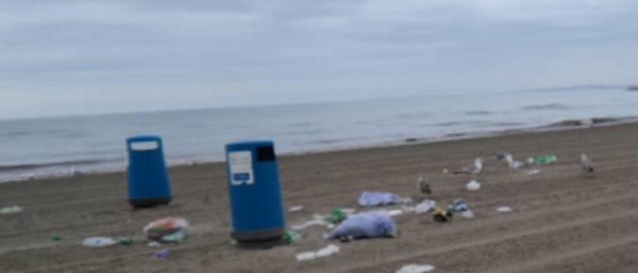 El Ayuntamiento quiere acabar con el mal estado de las playas de Santa Pola con basura acumulada en la arena como ocurrió el pasado fin de semana.