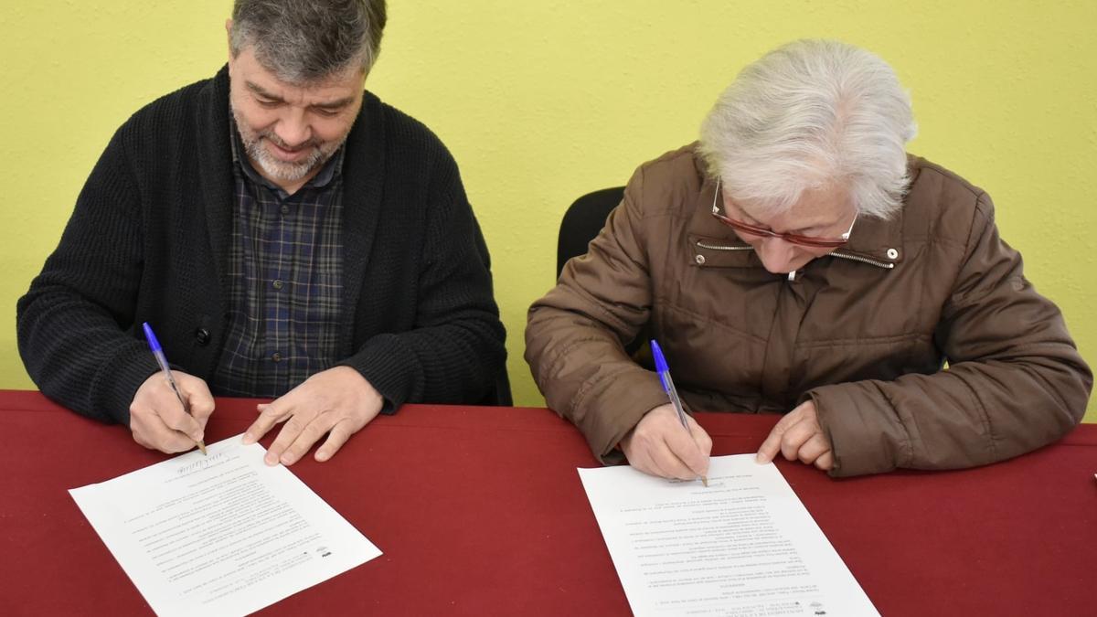 Signatura del conveni de donació gratuïta de la documentació per part de l'alcalde de Cercs, Jesús Calderer, i una representant de la família Musoll